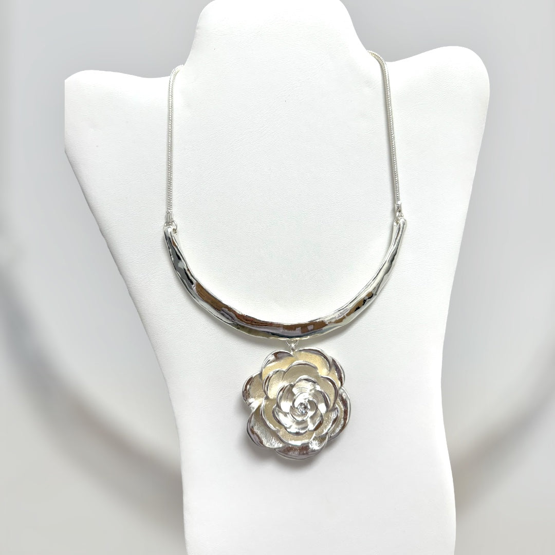 Gardenia Sheen Necklace
