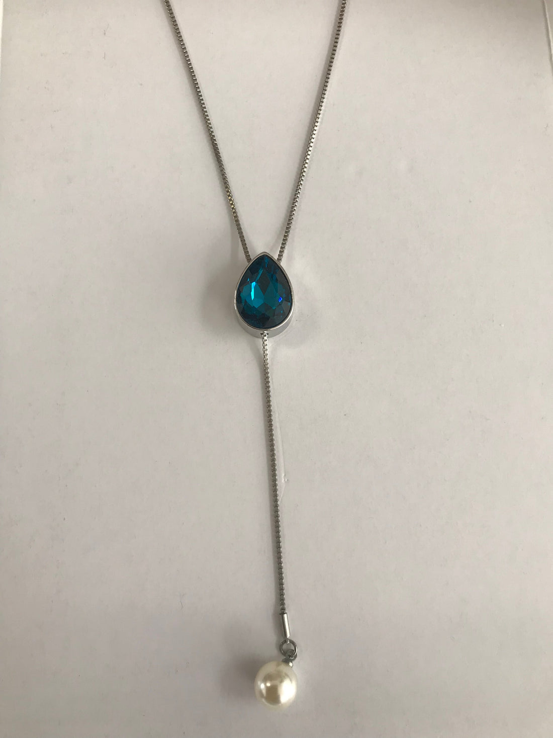 Silver Lariat Necklace with Blue Stone Center: Elegance and Versatility in One Piece