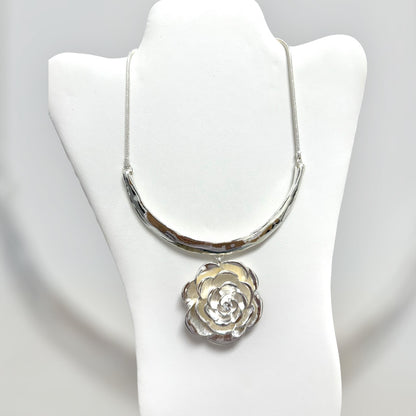 Gardenia Sheen Necklace